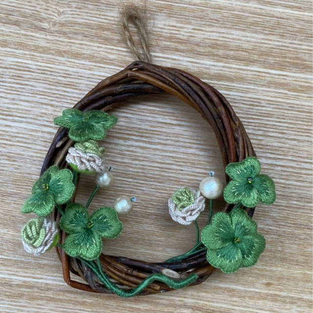 立体刺繍 クローバーとシロツメクサのリース Minne 日本最大級のハンドメイド 手作り通販サイト 立体刺繍 クローバーとシロツメクサのリース Minne 日本最大級のハンドメイド 手作り通販サイト