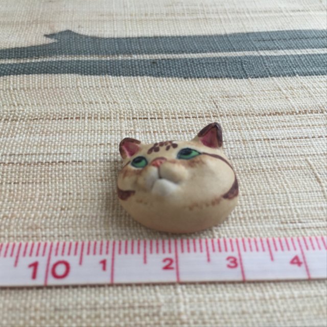 陶器 トラ猫(チラ見)のブローチ