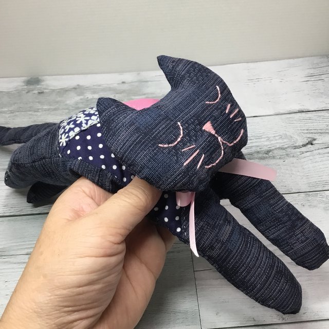 ゆるかわパッチワークがチャームポイントのネコのぬいぐるみ 藍猫 ハンドメイドマーケット Minne ゆるかわパッチワークがチャームポイントのネコのぬいぐるみ 藍猫 ハンドメイドマーケット Minne