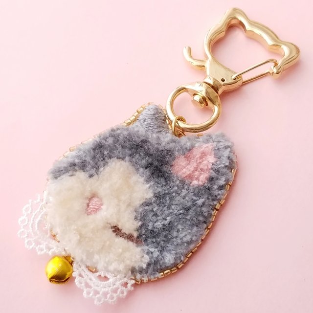ハチワレ猫のふわふわキーホルダー 動物刺繍 ハンドメイドマーケット Minne ハチワレ猫のふわふわキーホルダー 動物刺繍 ハンドメイドマーケット Minne