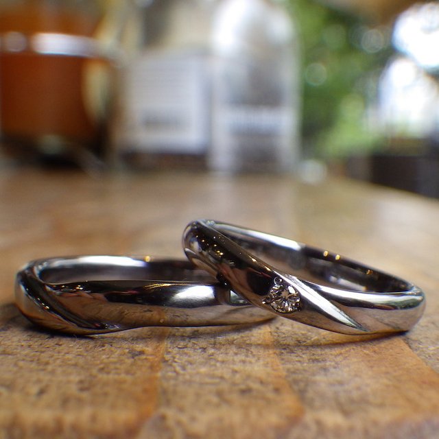 【金属アレルギー対応】 両家の家紋をリングに刻印・タンタルの結婚指輪