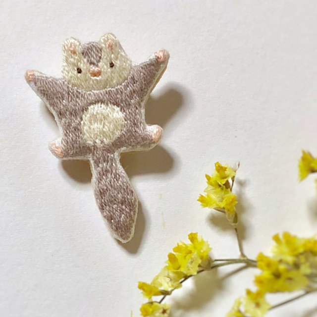 空飛ぶモモンガ 動物刺繍ブローチ ハンドメイドマーケット Minne 空飛ぶモモンガ 動物刺繍ブローチ ハンドメイドマーケット Minne