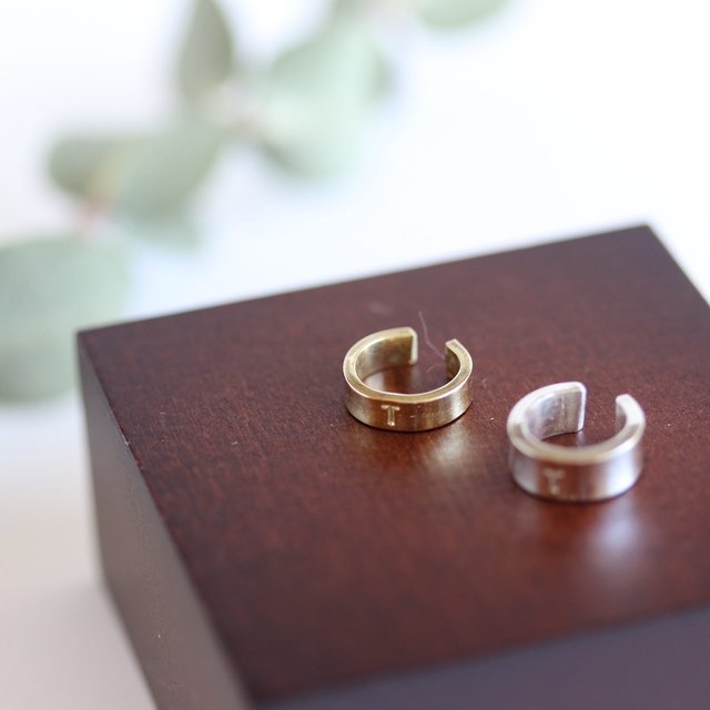 真鍮 受注作成イヤーカフ 小さいタイプ 希望アルファベットを1文字刻印のシンプルデザイン Minne 日本最大級のハンドメイド 手作り通販サイト 真鍮 受注作成イヤーカフ 小さいタイプ 希望アルファベットを1文字刻印のシンプルデザイン Minne 日本最大級のハンドメイド 手作り通販サイト