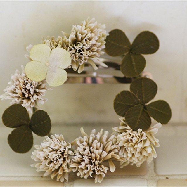 夜の夢のピン留め シロツメクサの花冠のピン留め ハンドメイドマーケット Minne 夜の夢のピン留め シロツメクサの花冠のピン留め ハンドメイドマーケット Minne