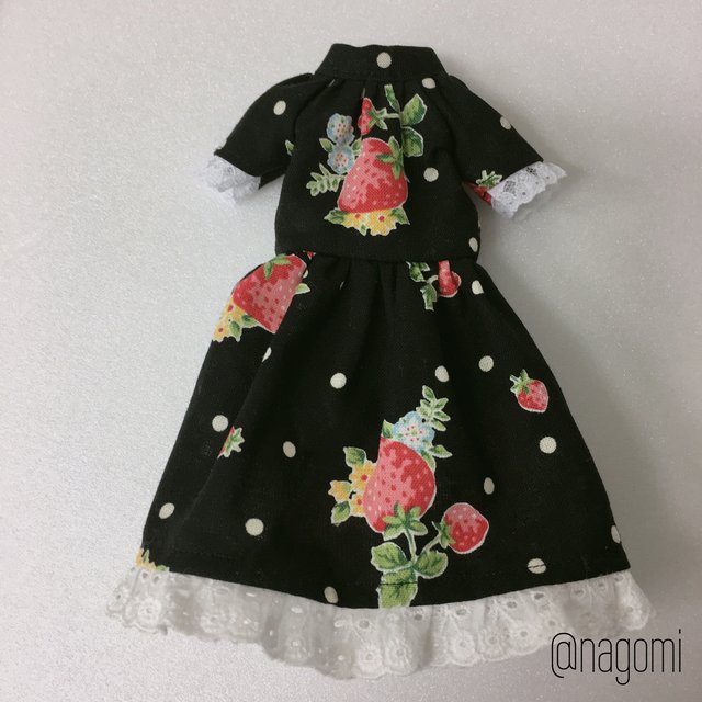 黒いちご柄 ワンピース ブライス リカちゃん 洋服 ハンドメイドマーケット Minne 黒いちご柄 ワンピース ブライス リカちゃん 洋服 ハンドメイドマーケット Minne