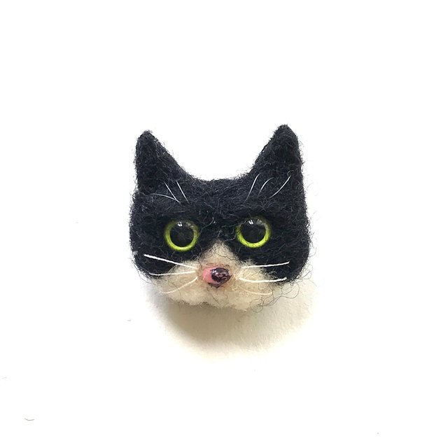 白黒ハチワレ猫 目が黄緑 鼻がピンクでちょっぴり黒い 猫顔ニードルフェルトのブローチ ハンドメイドマーケット Minne
