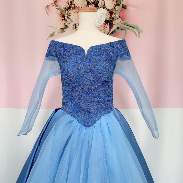 ブルーのサテンウェディングドレス、刺繍、長袖、カラードレス、ハンドメイドウェディング