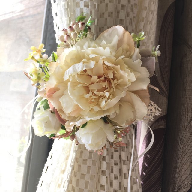 大きなブーケのスワッグ クリームイエローのシャクヤクと白薔薇 ハンドメイドマーケット Minne 大きなブーケのスワッグ クリームイエローのシャクヤクと白薔薇 ハンドメイドマーケット Minne