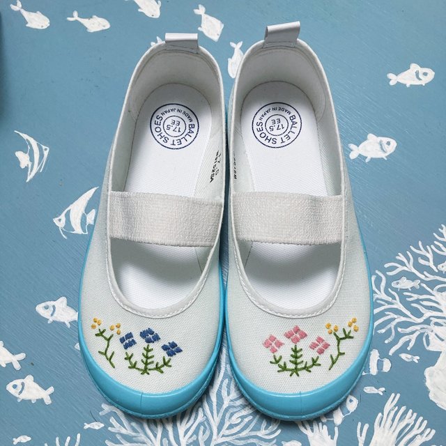 北欧風お花の刺繍上履き ハンドメイドマーケット Minne 北欧風お花の刺繍上履き ハンドメイドマーケット Minne