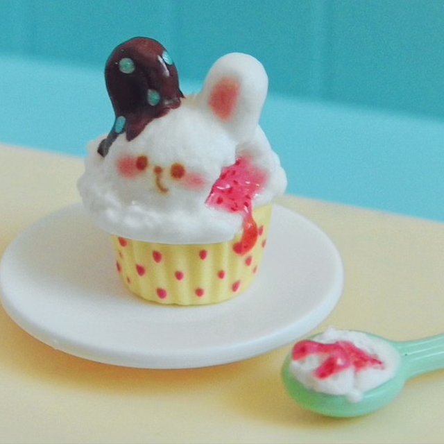 イエロー うさぎさんのとろりん苺ソースカップケーキ ミニチュア小物やストラップ フックピアスに ハンドメイドマーケット Minne イエロー うさぎさんのとろりん苺ソースカップケーキ ミニチュア小物やストラップ フックピアスに ハンドメイドマーケット Minne