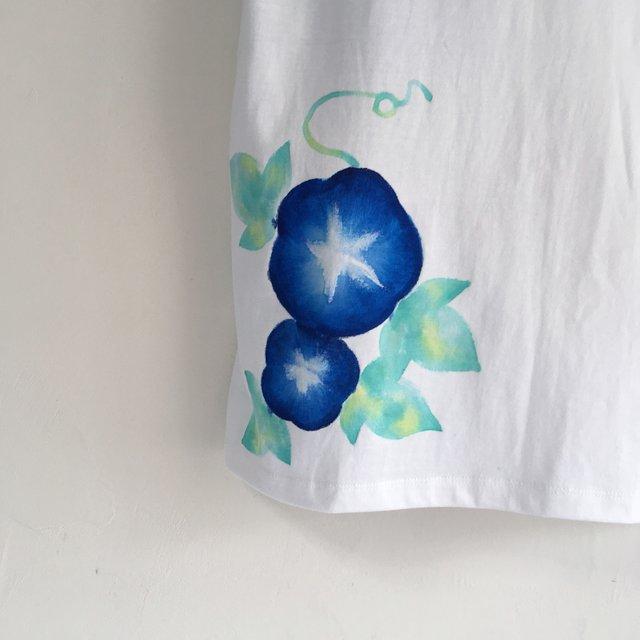 アサガオ柄手描きtシャツ ホワイト 手描きで描いた朝顔の花柄tシャツ Minne 日本最大級のハンドメイド 手作り通販サイト アサガオ柄手描きtシャツ ホワイト 手描きで描いた朝顔の花柄tシャツ Minne 日本最大級のハンドメイド 手作り通販サイト