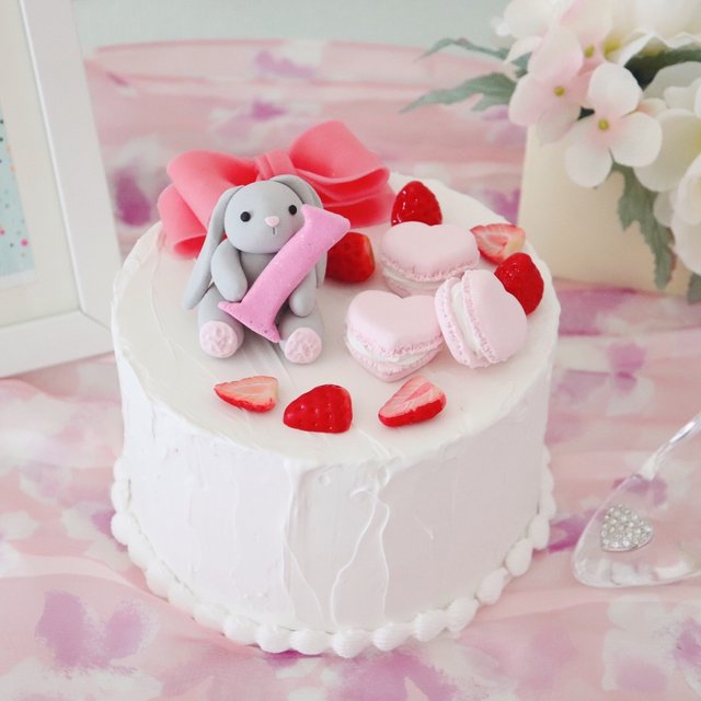 苺とピンクハートマカロンのウサギちゃんバースデークレイケーキ ベビーの1歳誕生日に ハンドメイドマーケット Minne