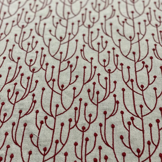 刺繍布＜森のシルエット＞綿麻キャンバス　生成×唐紅色30センチ