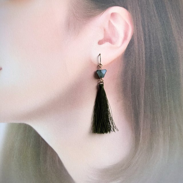ピアス カーキ色のタッセルピアス クールテイストのピアス かっこいい 大人っぽい ハンドメイドマーケット Minne ピアス カーキ色のタッセルピアス クールテイストのピアス かっこいい 大人っぽい ハンドメイドマーケット Minne
