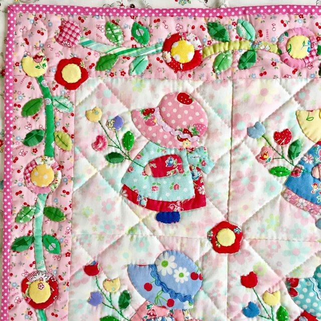 パッチワークキルト かわいいスーと花のボーダーキルト Minne 日本最大級のハンドメイド 手作り通販サイト パッチワークキルト かわいいスーと花のボーダーキルト Minne 日本最大級のハンドメイド 手作り通販サイト