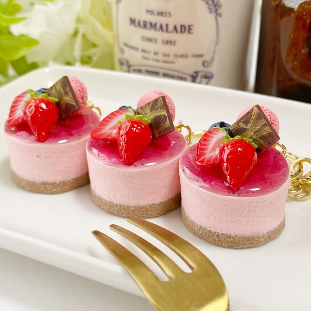 マカロンいちごムースケーキキーホルダー ハンドメイドマーケット Minne マカロンいちごムースケーキキーホルダー ハンドメイドマーケット Minne