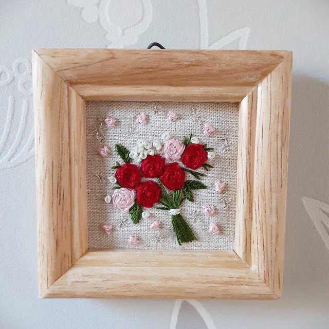 刺繍フレーム 赤いバラ お花の刺繍 壁飾り インテリア雑貨 ハンドメイドマーケット Minne 刺繍フレーム 赤いバラ お花の刺繍 壁飾り インテリア雑貨 ハンドメイドマーケット Minne