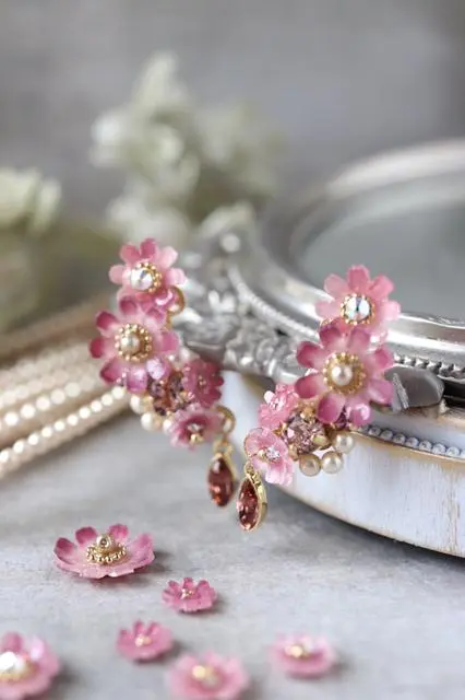 モーブピンク色のコスモスとクリスタルbijouのイヤーカフ　　秋桜、ピンク