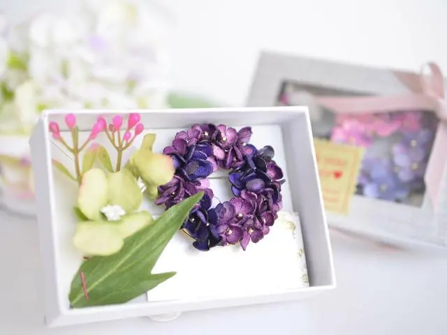 完売✦濃淡が美しい紫系のお花たっぷり♫本革リースブローチ