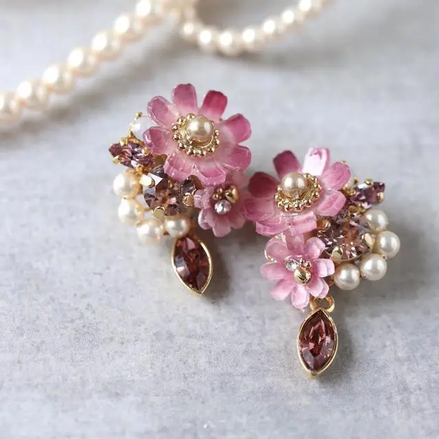 モーブピンク色のコスモスとクリスタルbijouのピアス／イヤリング　　ピンク、秋桜