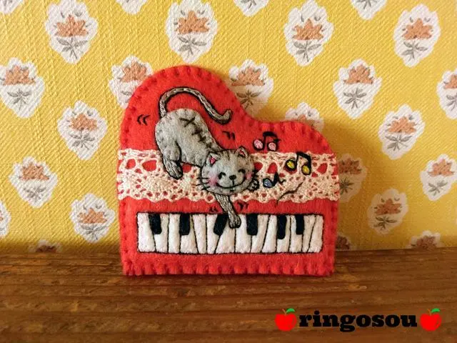 【ピアノ猫】フェルトマスコットブローチ
