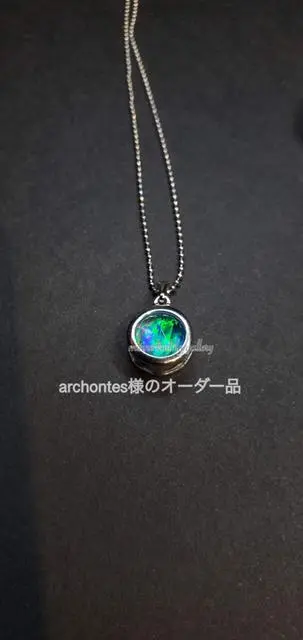 archontes様のオーダー品です。星の欠片クリスタルカットクォーツネオンネックレスベゼル(ネオンオパールライトブルー緑斑)8×8mm