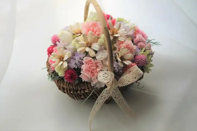 【母の日ギフト】カーネーションと小花の花かご