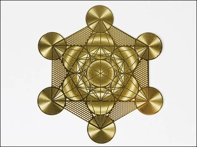 【エナジーカード メタトロンキューブ 浄化】(神聖幾何学に基づく真鍮プレート)オルゴナイト　ピラミッド型に入ります